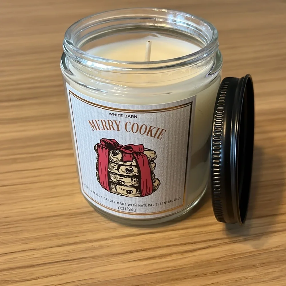 Bath & Body Works Single Wick Candle. Merry Cookie.